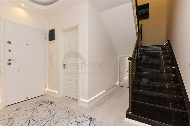 Möbliertes 4+1 Penthouse mit Meerblick in Mahmutlar