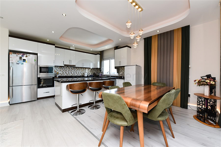 Möbliertes 4+1 Penthouse mit Meerblick in Mahmutlar