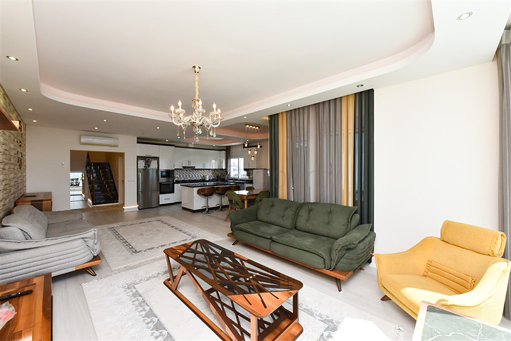 Möbliertes 4+1 Penthouse mit Meerblick in Mahmutlar