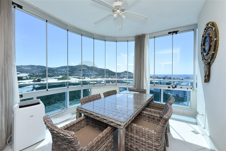 Möbliertes 4+1 Penthouse mit Meerblick in Mahmutlar