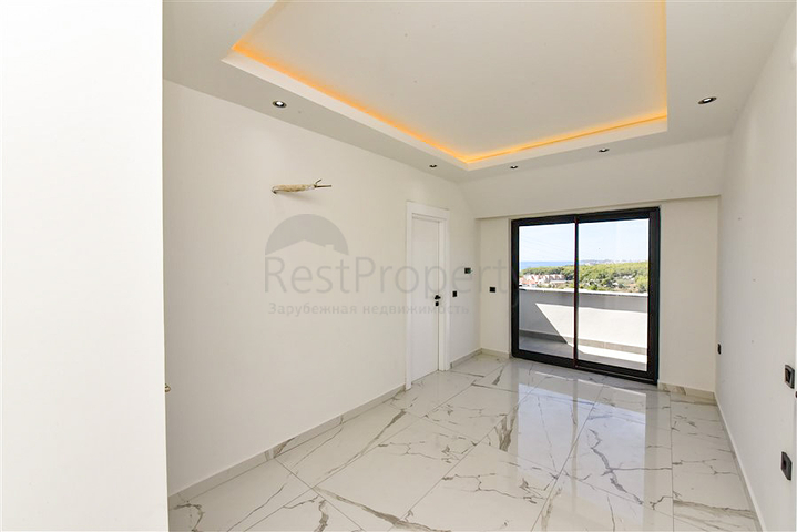 Penthouse mit drei Schlafzimmern mit Blick auf Nadelwälder und das Mittelmeer