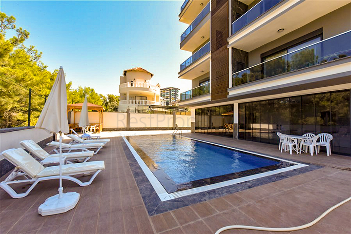 Penthouse mit drei Schlafzimmern mit Blick auf Nadelwälder und das Mittelmeer