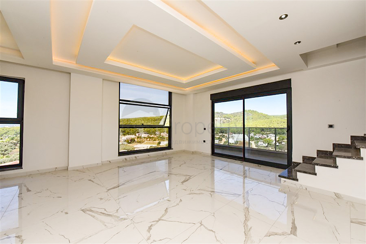 Penthouse mit drei Schlafzimmern mit Blick auf Nadelwälder und das Mittelmeer