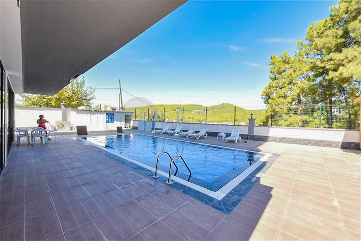 Penthouse mit drei Schlafzimmern mit Blick auf Nadelwälder und das Mittelmeer