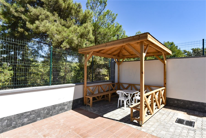 Penthouse mit drei Schlafzimmern mit Blick auf Nadelwälder und das Mittelmeer