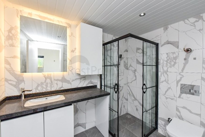 Penthouse mit drei Schlafzimmern mit Blick auf Nadelwälder und das Mittelmeer