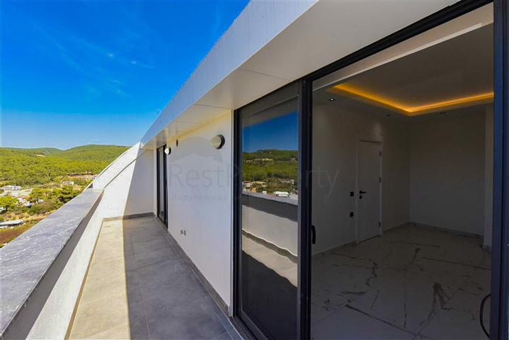 Penthouse mit drei Schlafzimmern mit Blick auf Nadelwälder und das Mittelmeer