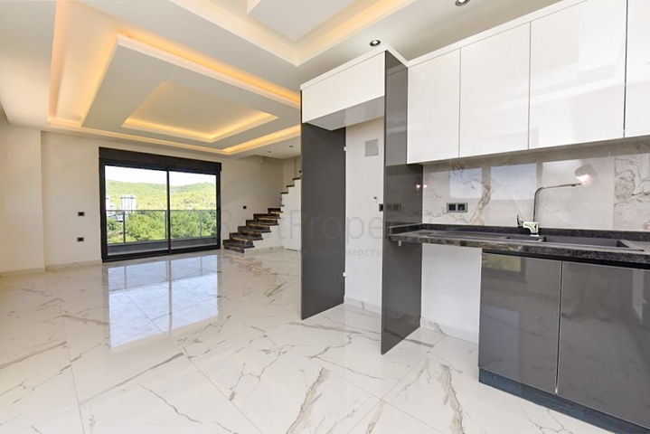 Penthouse mit drei Schlafzimmern mit Blick auf Nadelwälder und das Mittelmeer