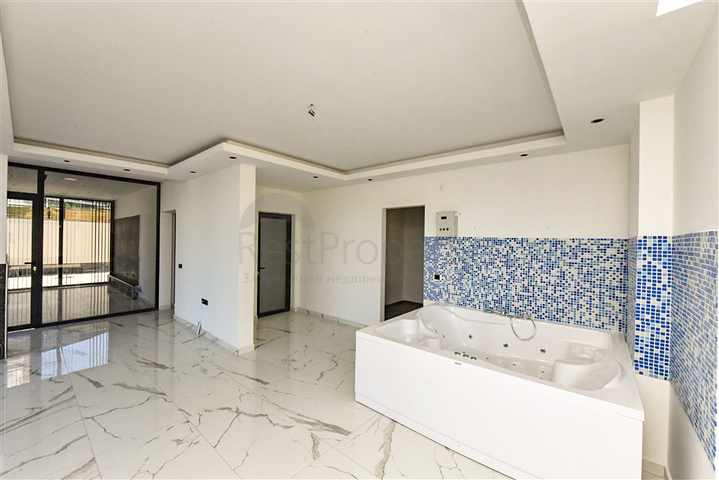 Penthouse mit drei Schlafzimmern mit Blick auf Nadelwälder und das Mittelmeer