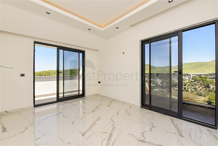 Penthouse mit drei Schlafzimmern mit Blick auf Nadelwälder und das Mittelmeer