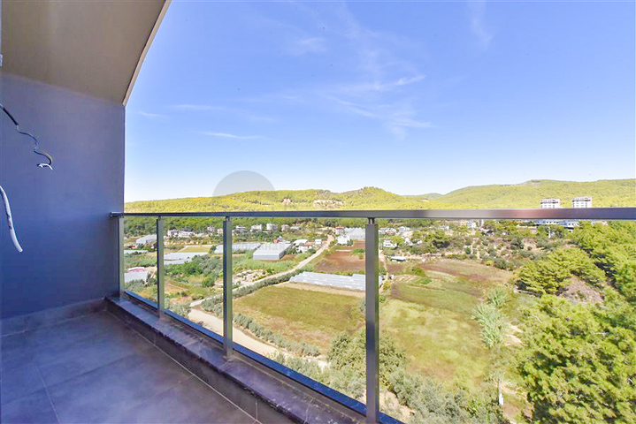 Penthouse mit drei Schlafzimmern mit Blick auf Nadelwälder und das Mittelmeer