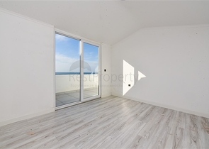 Dublex 3+1 in flachem LCD 150 m vom Meer entfernt