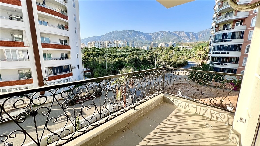 Zwei-Zimmer-Wohnung in einem neuen Komplex mit Infrastruktur