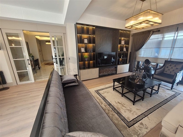 Geräumige 5+1 Wohnungen im zentralen Stadtteil Yenişehir