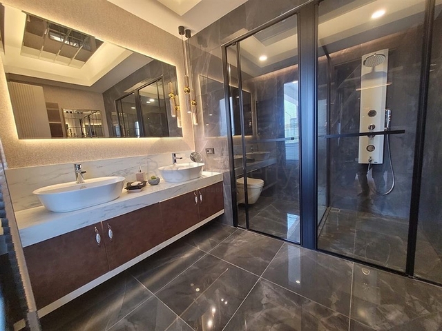 Geräumige 5+1 Wohnungen im zentralen Stadtteil Yenişehir