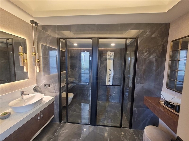 Geräumige 5+1 Wohnungen im zentralen Stadtteil Yenişehir