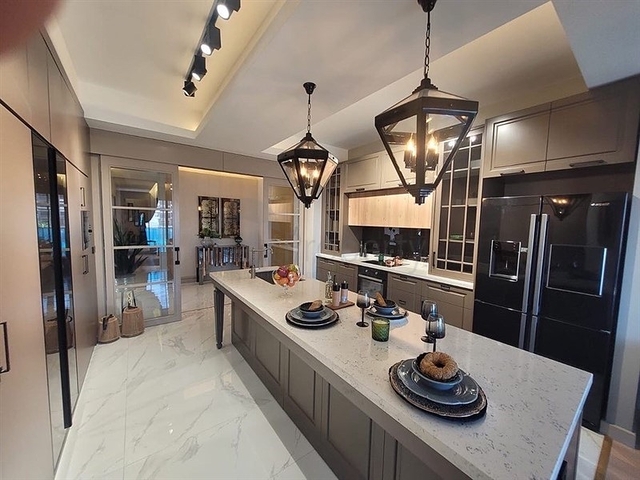 Geräumige 5+1 Wohnungen im zentralen Stadtteil Yenişehir