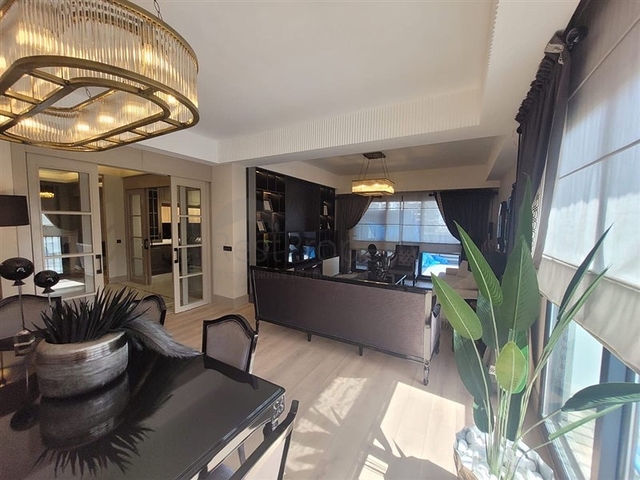 Geräumige 5+1 Wohnungen im zentralen Stadtteil Yenişehir