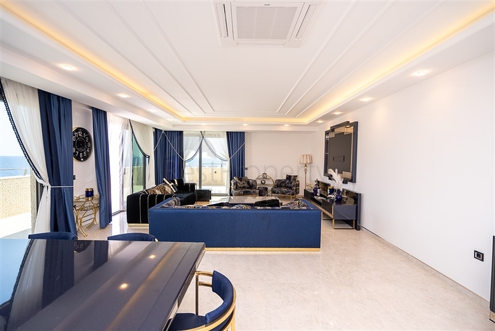 Geräumiges zweistöckiges Penthouse unter Staatsbürgerschaft an der ersten Küste 