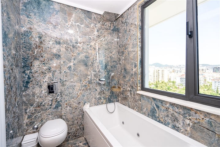 Geräumiges zweistöckiges Penthouse unter Staatsbürgerschaft an der ersten Küste 