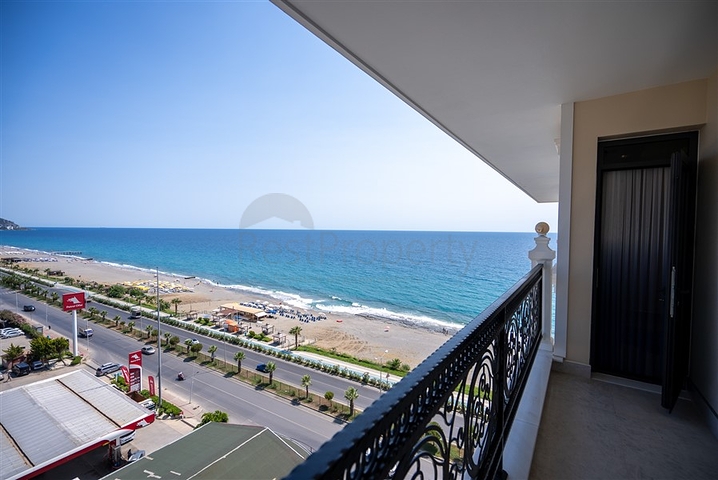 Geräumiges zweistöckiges Penthouse unter Staatsbürgerschaft an der ersten Küste 