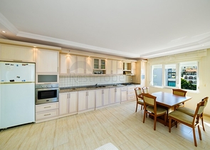 Große Wohnung 2+1 zum Leben in einem offenen Wohngebiet von Tosmur