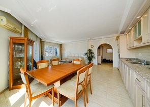 Große Wohnung 2+1 zum Leben in einem offenen Wohngebiet von Tosmur