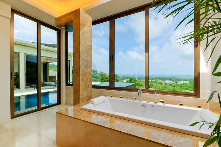 Villen mit offenem Meerblick