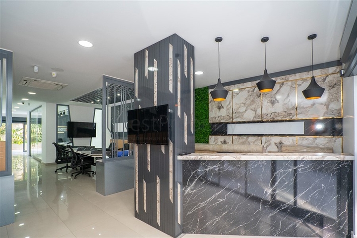 Ein geräumiges Büro im Business Center im Stadtteil Oba ist ausgestattet Ein geräumiges Büro im Business Center im Stadtteil Oba ist ausgestattet