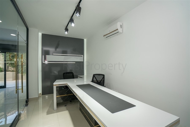 Ein geräumiges Büro im Business Center im Stadtteil Oba ist ausgestattet Ein geräumiges Büro im Business Center im Stadtteil Oba ist ausgestattet