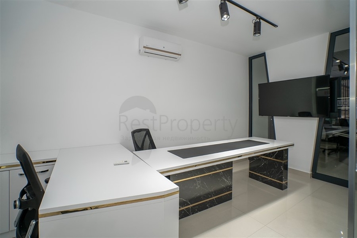 Ein geräumiges Büro im Business Center im Stadtteil Oba ist ausgestattet Ein geräumiges Büro im Business Center im Stadtteil Oba ist ausgestattet