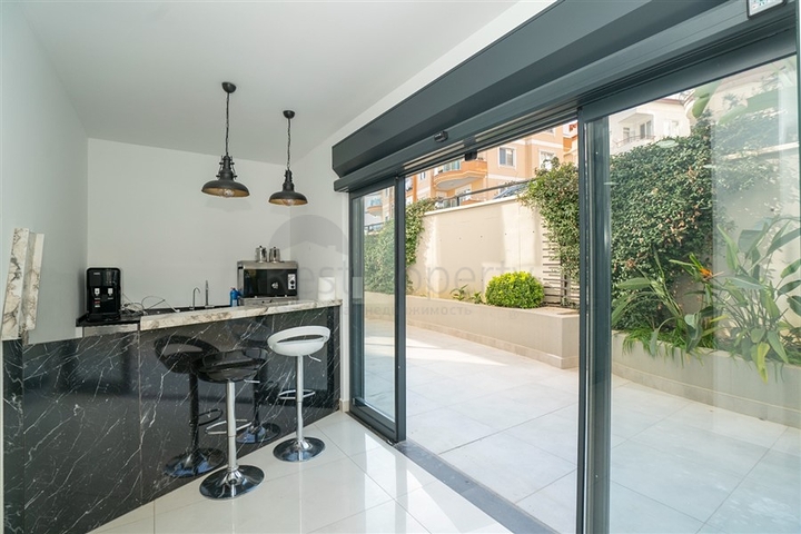 Ein geräumiges Büro im Business Center im Stadtteil Oba ist ausgestattet Ein geräumiges Büro im Business Center im Stadtteil Oba ist ausgestattet