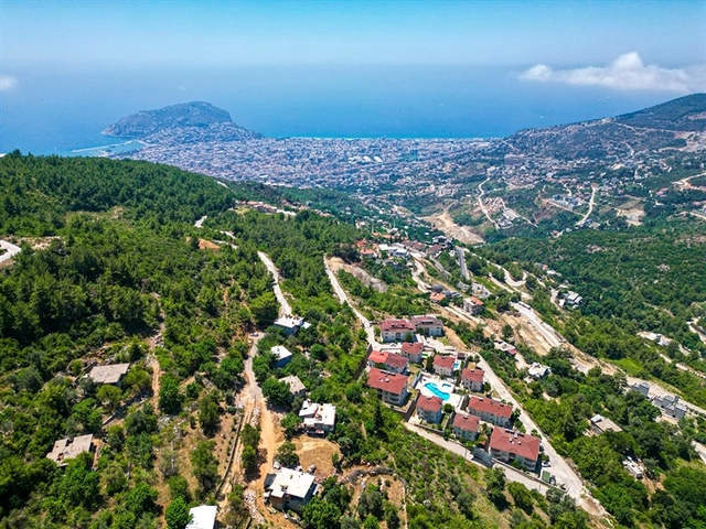 Möblierte geräumige Wohnung in einem Komplex mit Meer- und Bergblick
