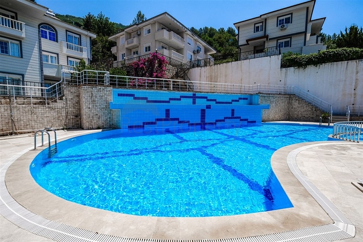 Möblierte geräumige Wohnung in einem Komplex mit Meer- und Bergblick