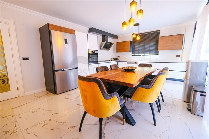 Möblierte geräumige Wohnung in einem Komplex mit Meer- und Bergblick