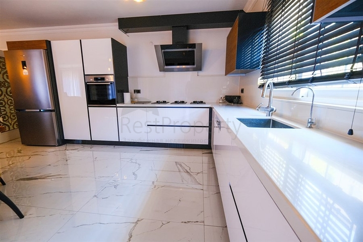 Möblierte geräumige Wohnung in einem Komplex mit Meer- und Bergblick