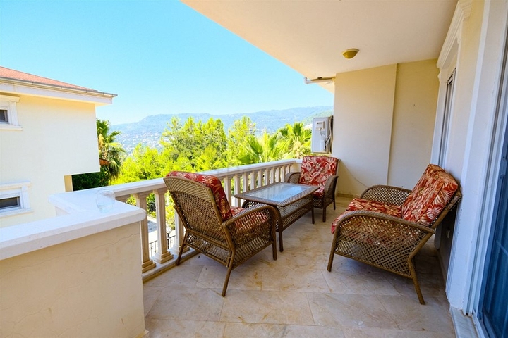 Möblierte geräumige Wohnung in einem Komplex mit Meer- und Bergblick