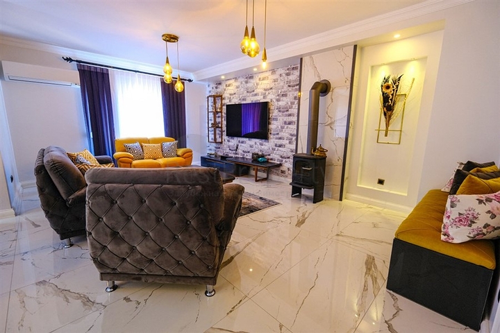 Möblierte geräumige Wohnung in einem Komplex mit Meer- und Bergblick