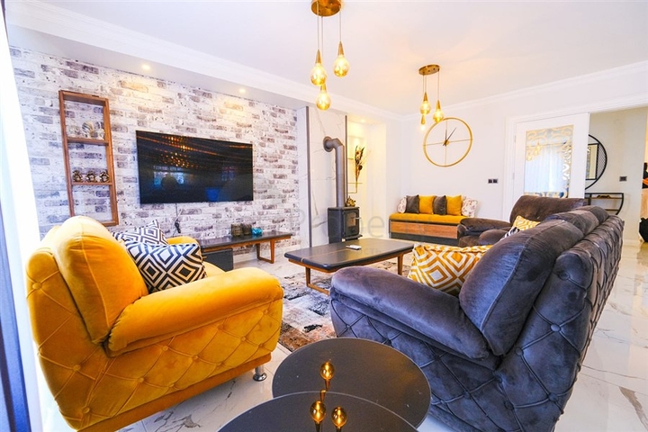 Möblierte geräumige Wohnung in einem Komplex mit Meer- und Bergblick