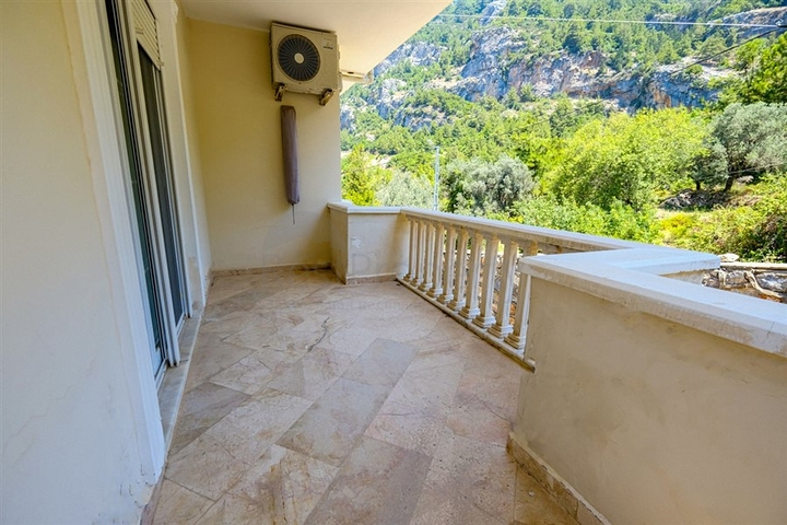 Möblierte geräumige Wohnung in einem Komplex mit Meer- und Bergblick