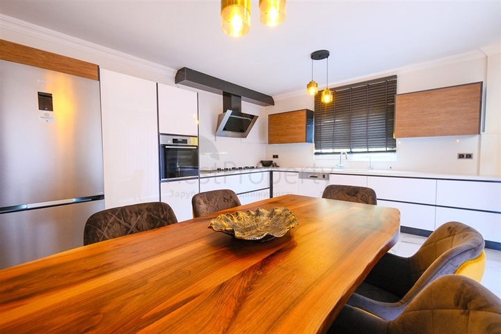 Möblierte geräumige Wohnung in einem Komplex mit Meer- und Bergblick