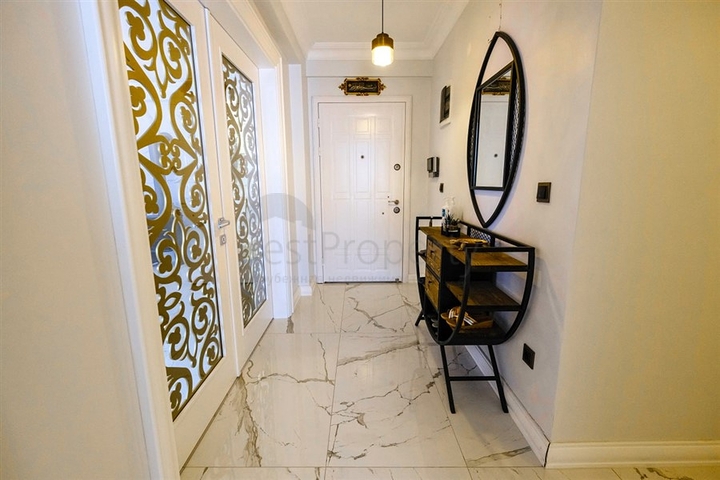 Möblierte geräumige Wohnung in einem Komplex mit Meer- und Bergblick