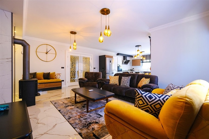 Möblierte geräumige Wohnung in einem Komplex mit Meer- und Bergblick