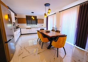 Möblierte geräumige Wohnung in einem Komplex mit Meer- und Bergblick