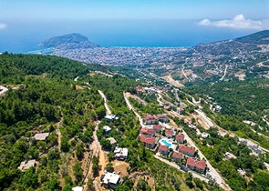Möblierte geräumige Wohnung in einem Komplex mit Meer- und Bergblick