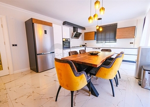 Möblierte geräumige Wohnung in einem Komplex mit Meer- und Bergblick