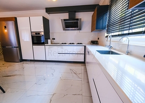 Möblierte geräumige Wohnung in einem Komplex mit Meer- und Bergblick