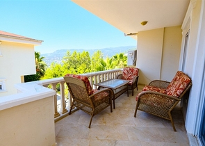 Möblierte geräumige Wohnung in einem Komplex mit Meer- und Bergblick