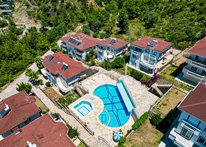 Möblierte geräumige Wohnung in einem Komplex mit Meer- und Bergblick