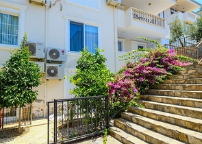 Möblierte geräumige Wohnung in einem Komplex mit Meer- und Bergblick